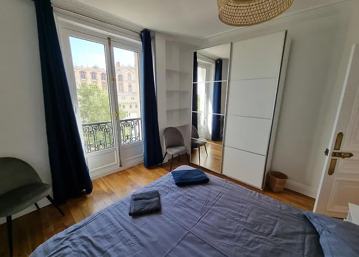 Face Chateau St Germain En Laye, Appartement 4 A 6 Personnes, 23 Min De Paris Champs-Elysees