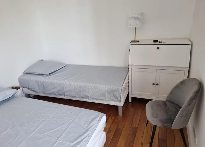 Face Chateau St Germain En Laye, Appartement 4 A 6 Personnes, 23 Min De Paris Champs-Elysees