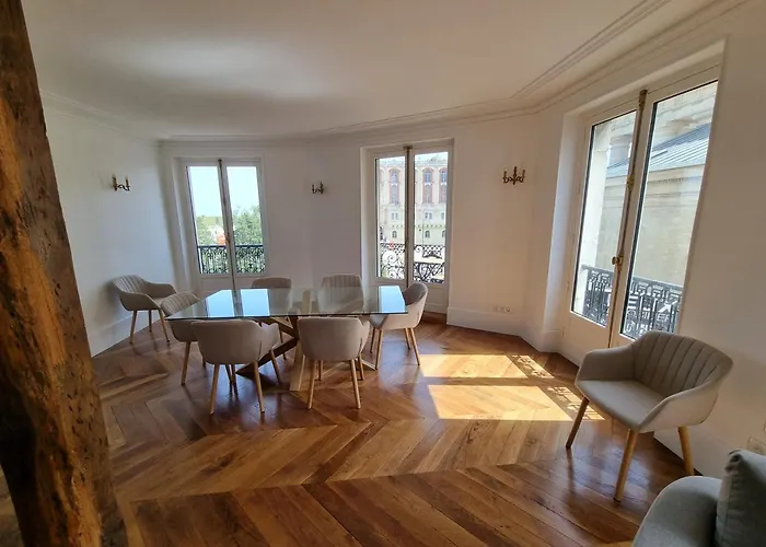 Face Chateau St Germain En Laye, Appartement 4 A 6 Personnes, 23 Min De Paris Champs-Elysees