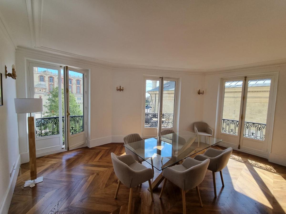 Face Chateau St Germain En Laye, 4 A 6 Personnes, 23 Min De Paris Champs-elysees Appartement Saint-Germain-en-Laye