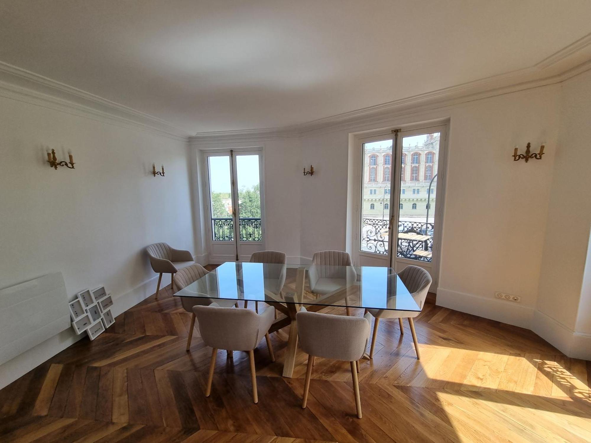 Face Chateau St Germain En Laye, 4 A 6 Personnes, 23 Min De Paris Champs-elysees Apartment Saint-Germain-en-Laye