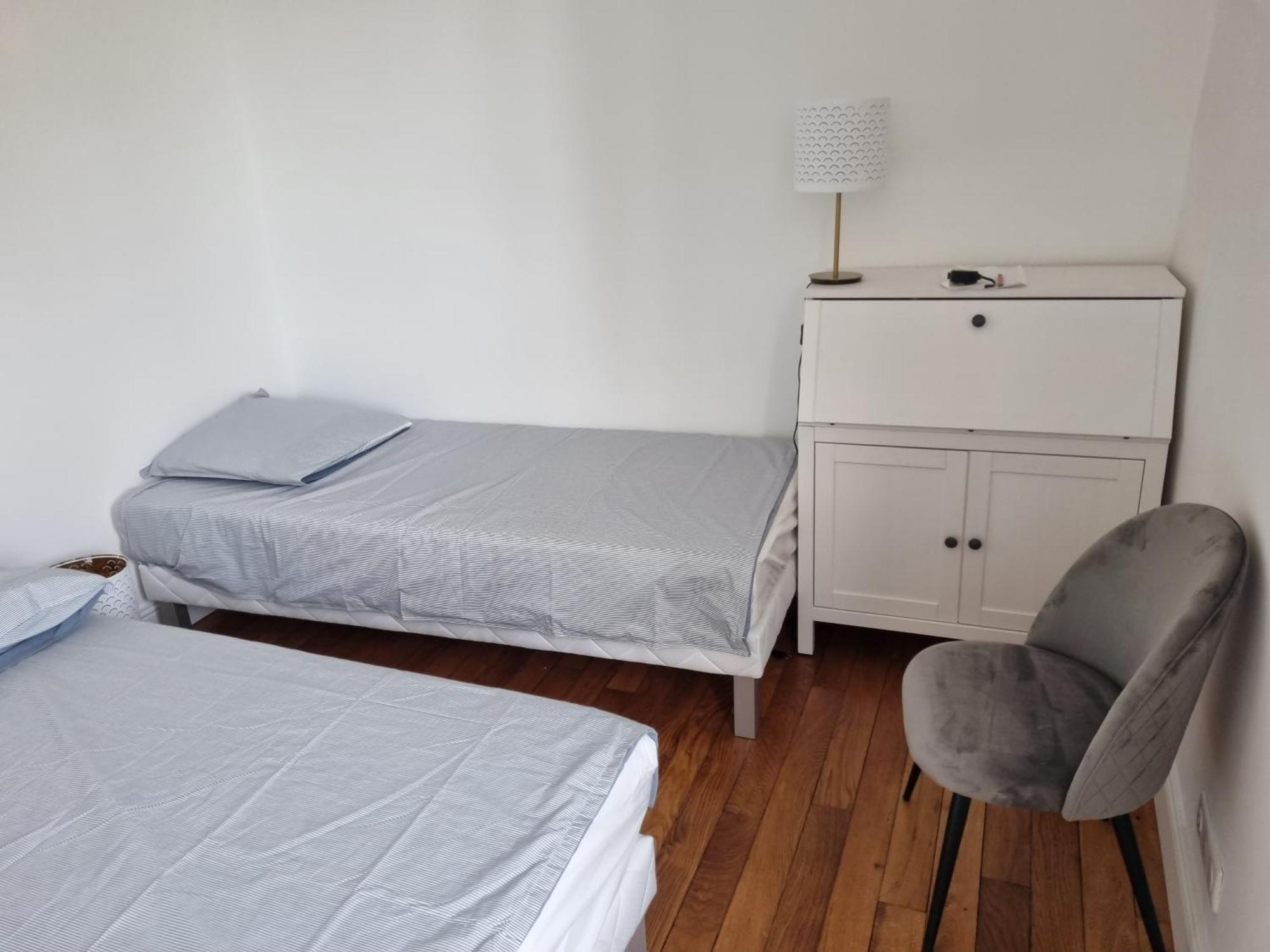 Face Chateau St Germain En Laye, 4 A 6 Personnes, 23 Min De Paris Champs-elysees Appartement