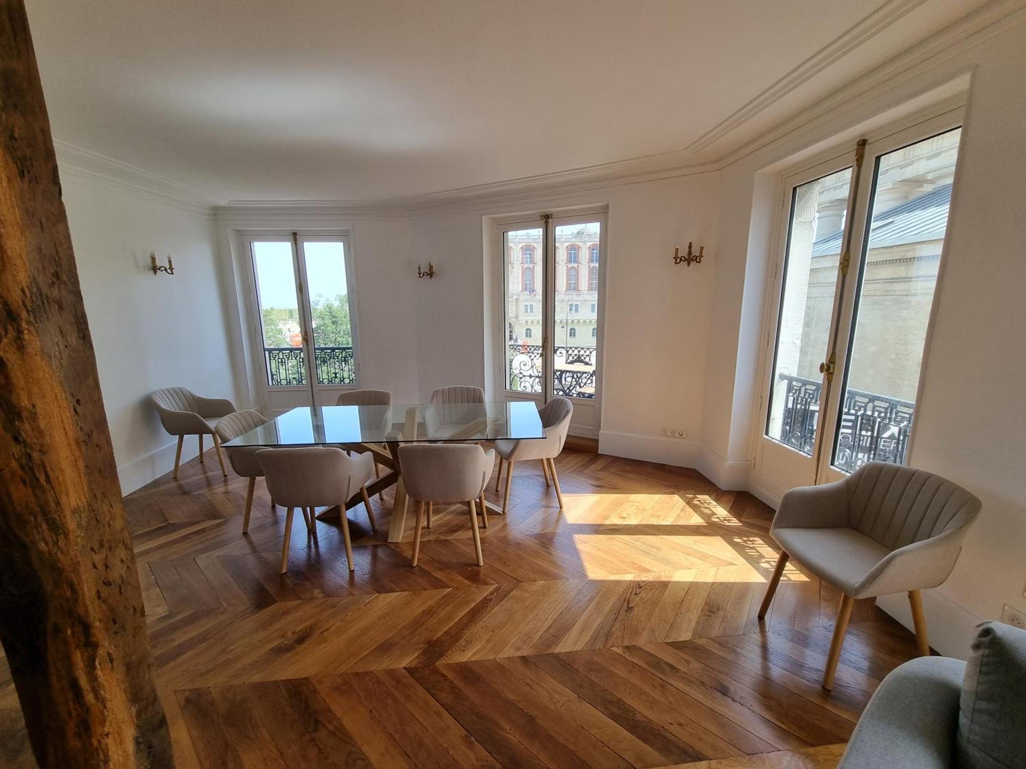 Appartement Face Chateau St Germain En Laye, 4 A 6 Personnes, 23 Min De Paris Champs-elysees